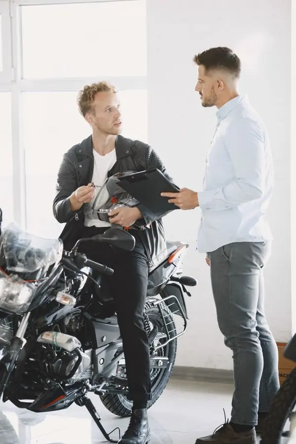 Loja de motos e veículos novos com atendimento comercial