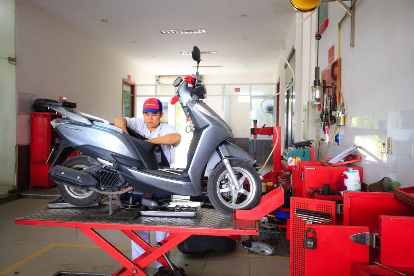 Oficina de motos e veículos com atendimento técnico